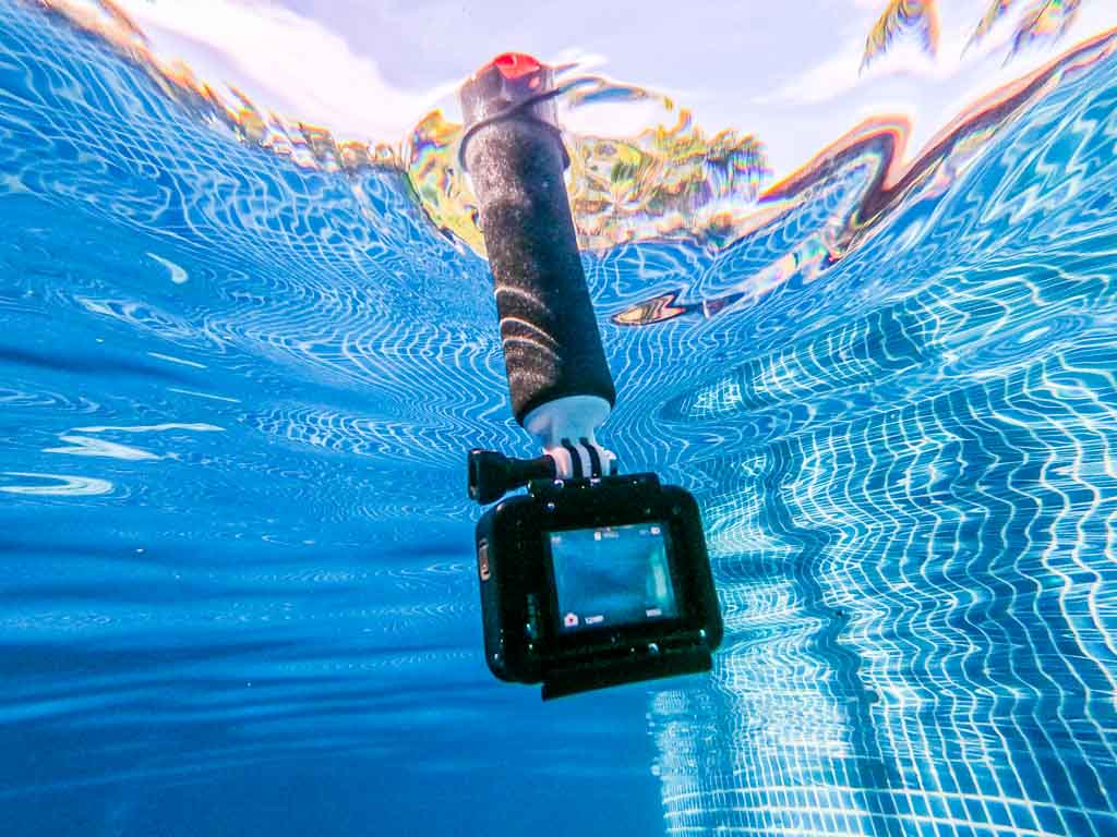 Garanta que sua câmera não afunde em praias e cachoeiras com os acessórios de flutuação da ProAventura